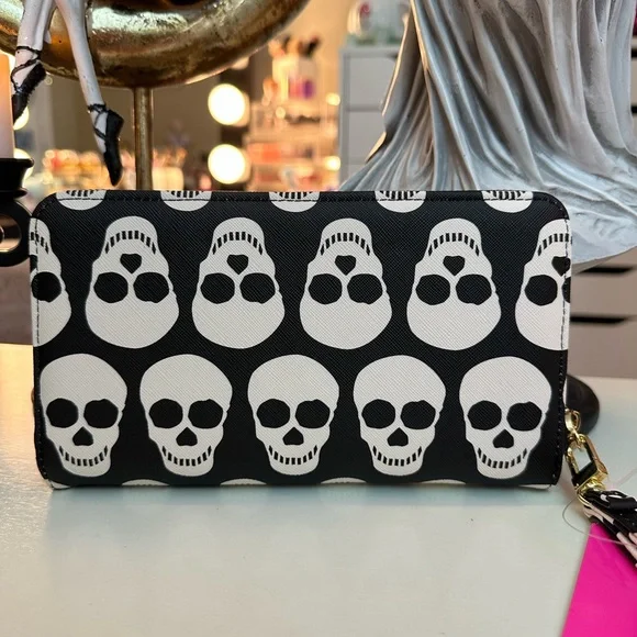 NEW Betsey Johnson Skulls XOZipp Black/Multi Wristlet Wallet - Picture 3 of 6